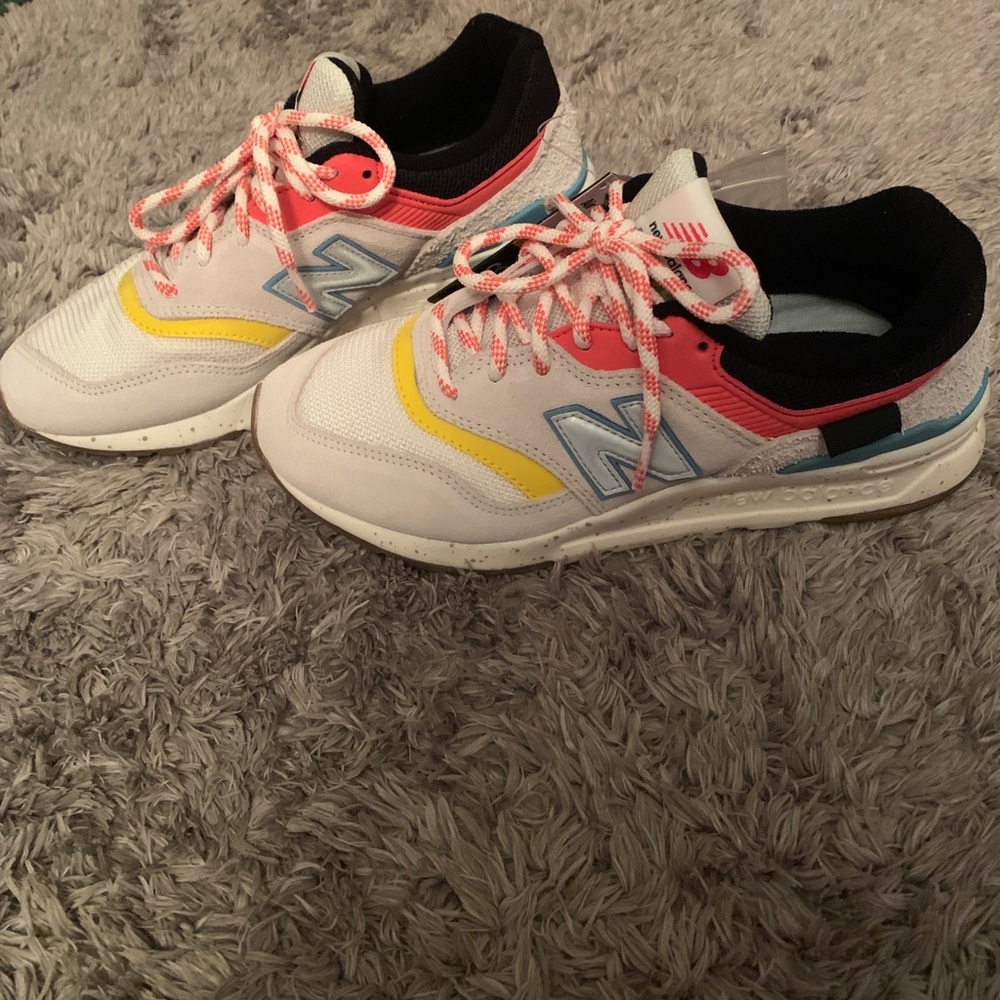 New balance 997H tennis shoes size 6